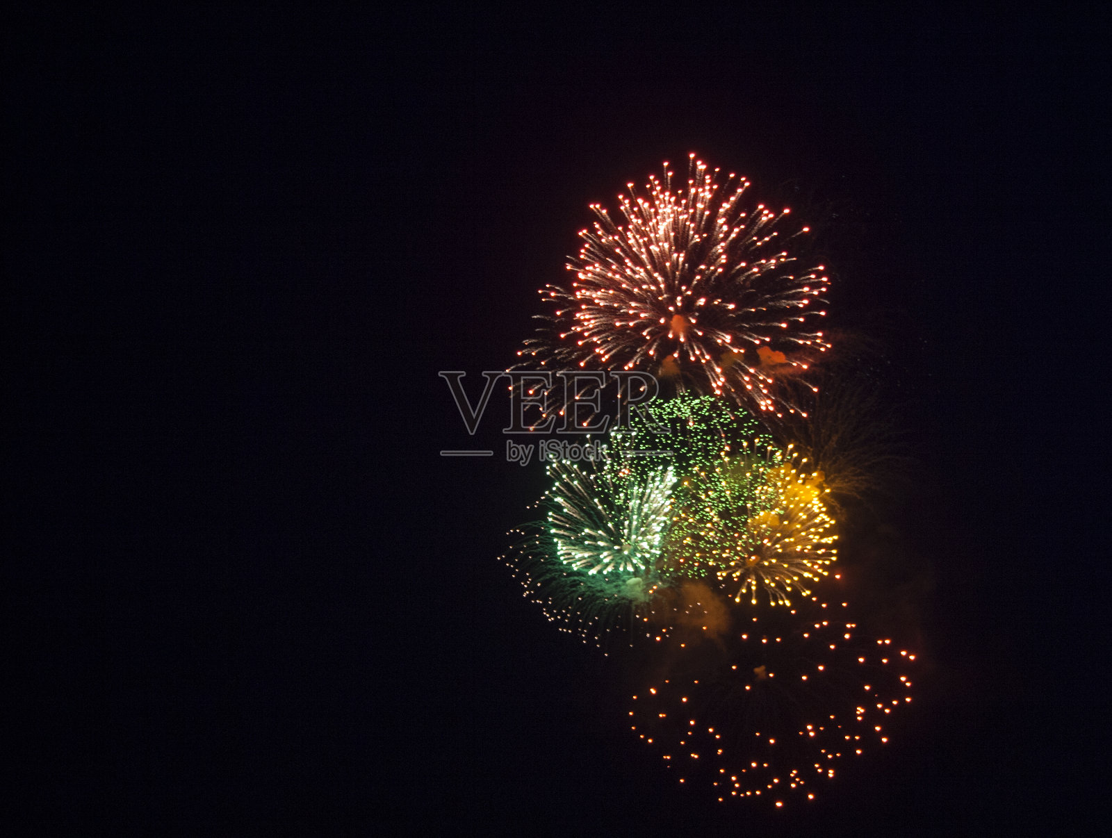 美丽喜庆的五彩烟花，黄、红、绿的色彩映衬着黑色的天空照片摄影图片