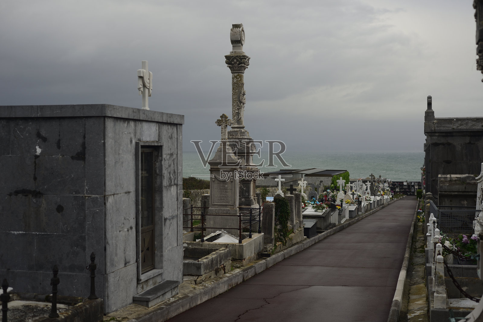 海边的墓地，暴风雨，秋天照片摄影图片