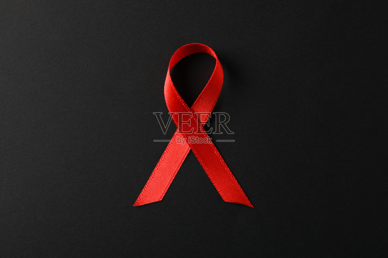 艾滋病意识红丝带黑色背景，文字空间照片摄影图片