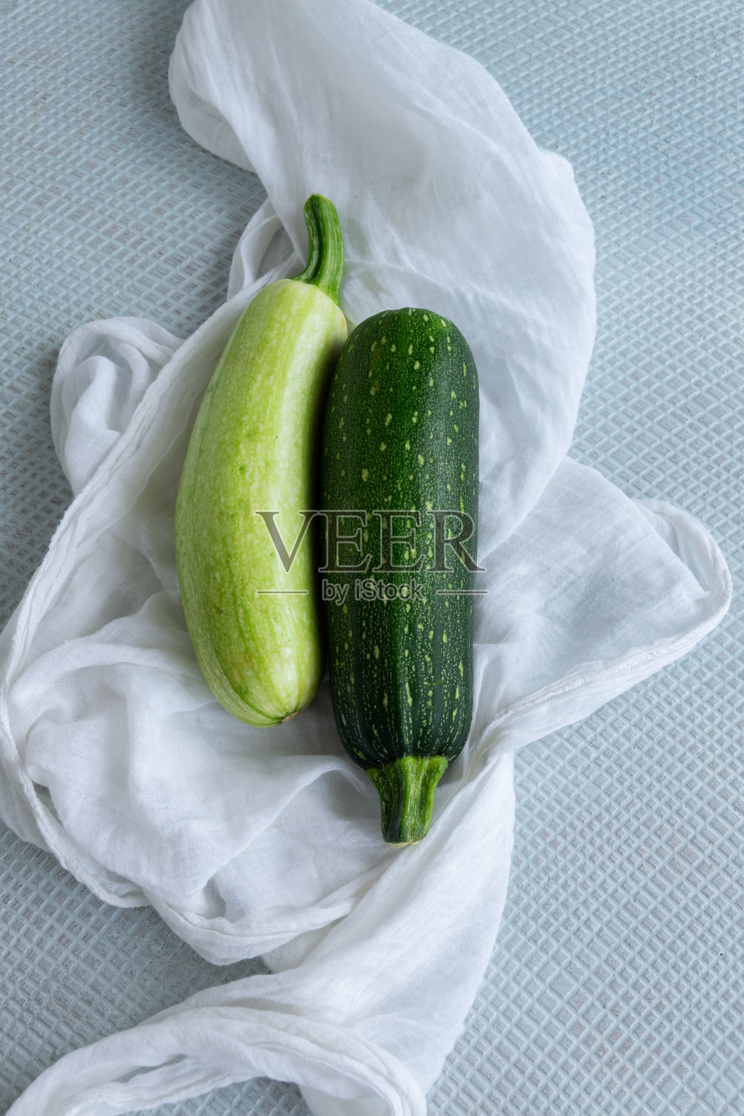 新鲜成熟的花园西葫芦。生的有机蔬菜照片摄影图片