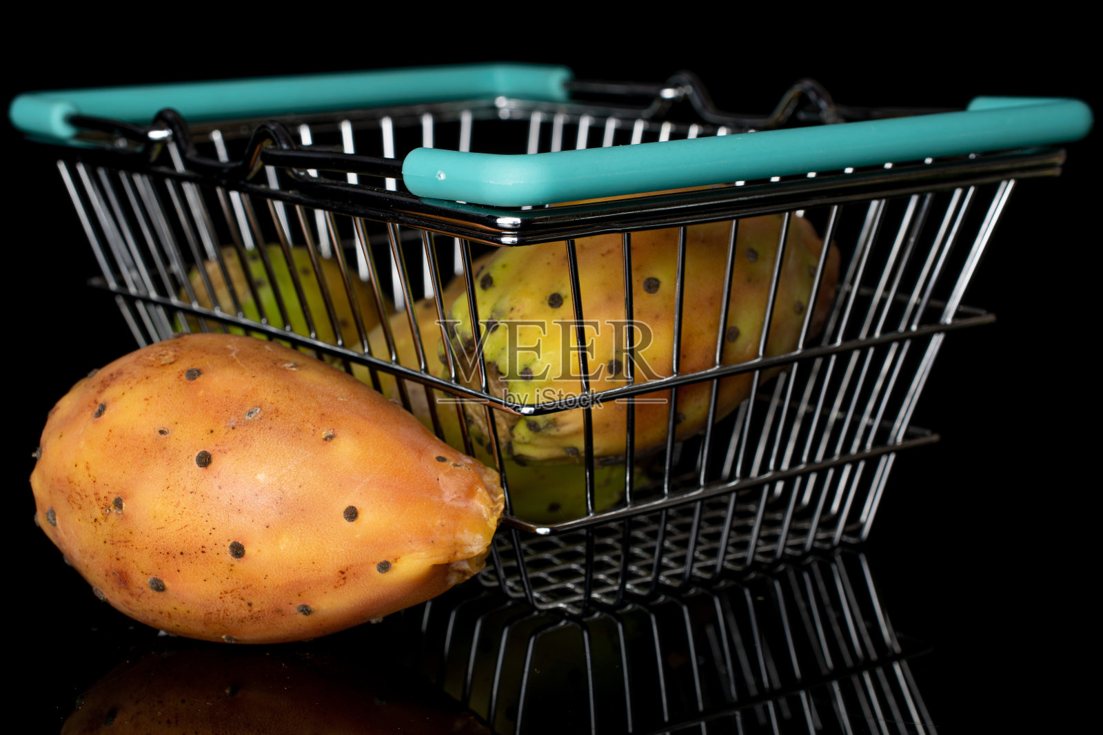 绿色仙人球孤立在黑色玻璃上照片摄影图片