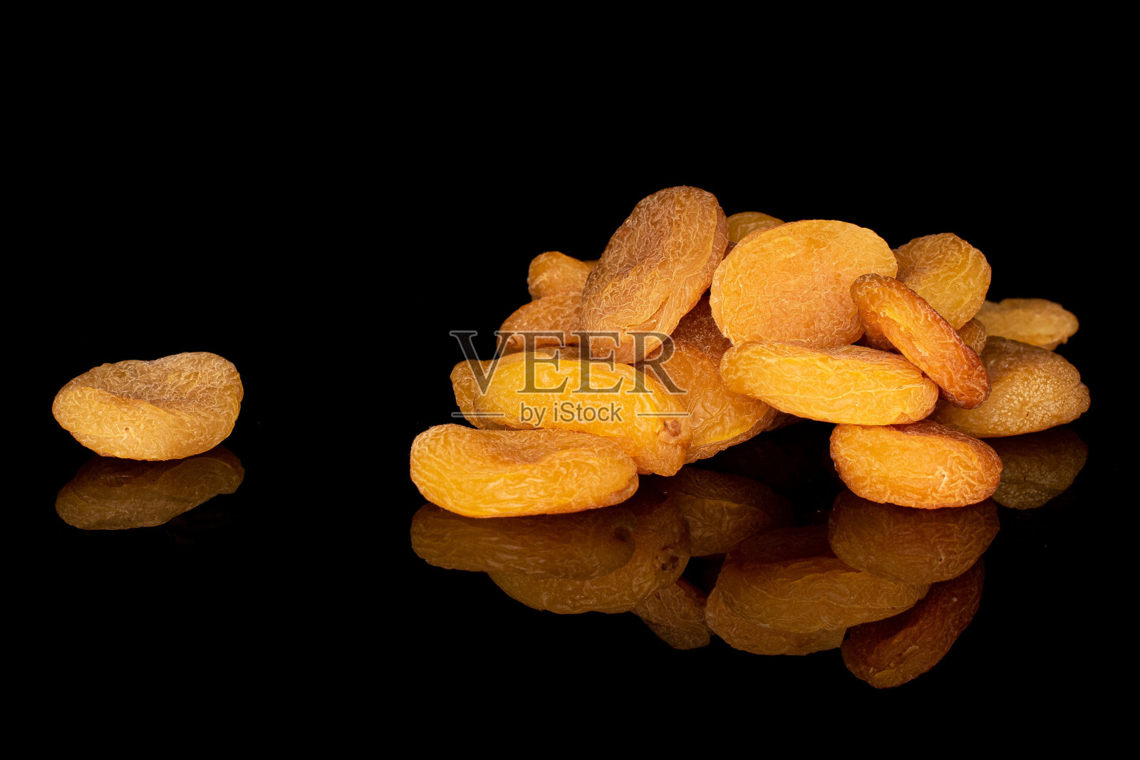 橙子干，杏子，孤立在黑色玻璃上照片摄影图片