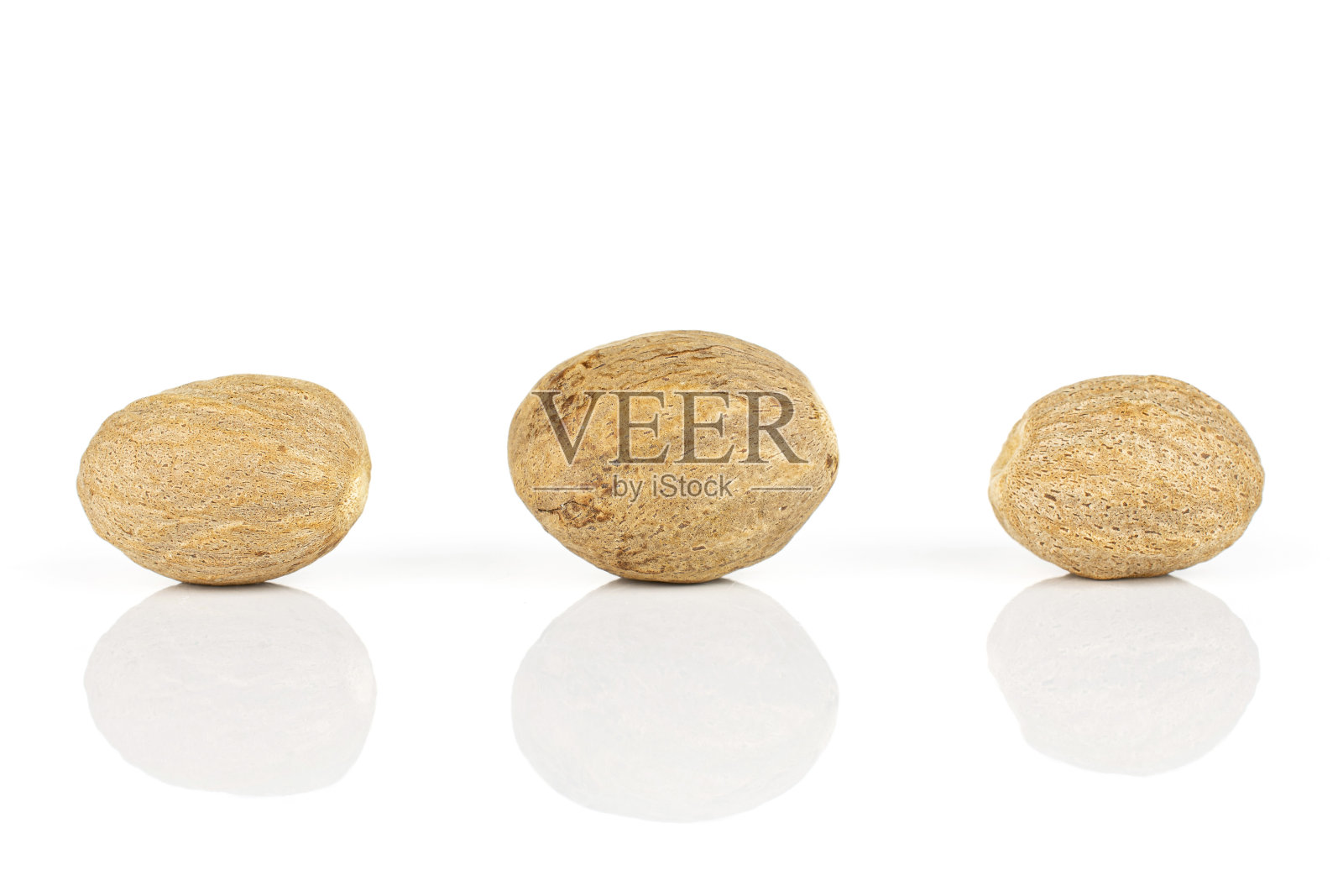 干棕色肉豆蔻孤立在白色上照片摄影图片