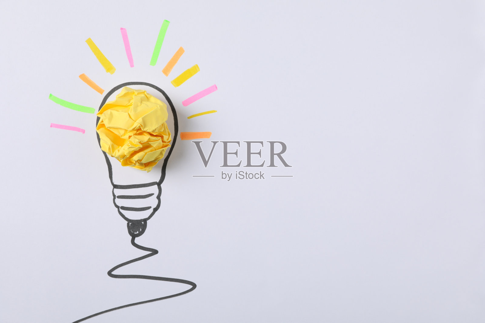 画在白色背景上的灯泡和纸球。好主意的概念照片摄影图片