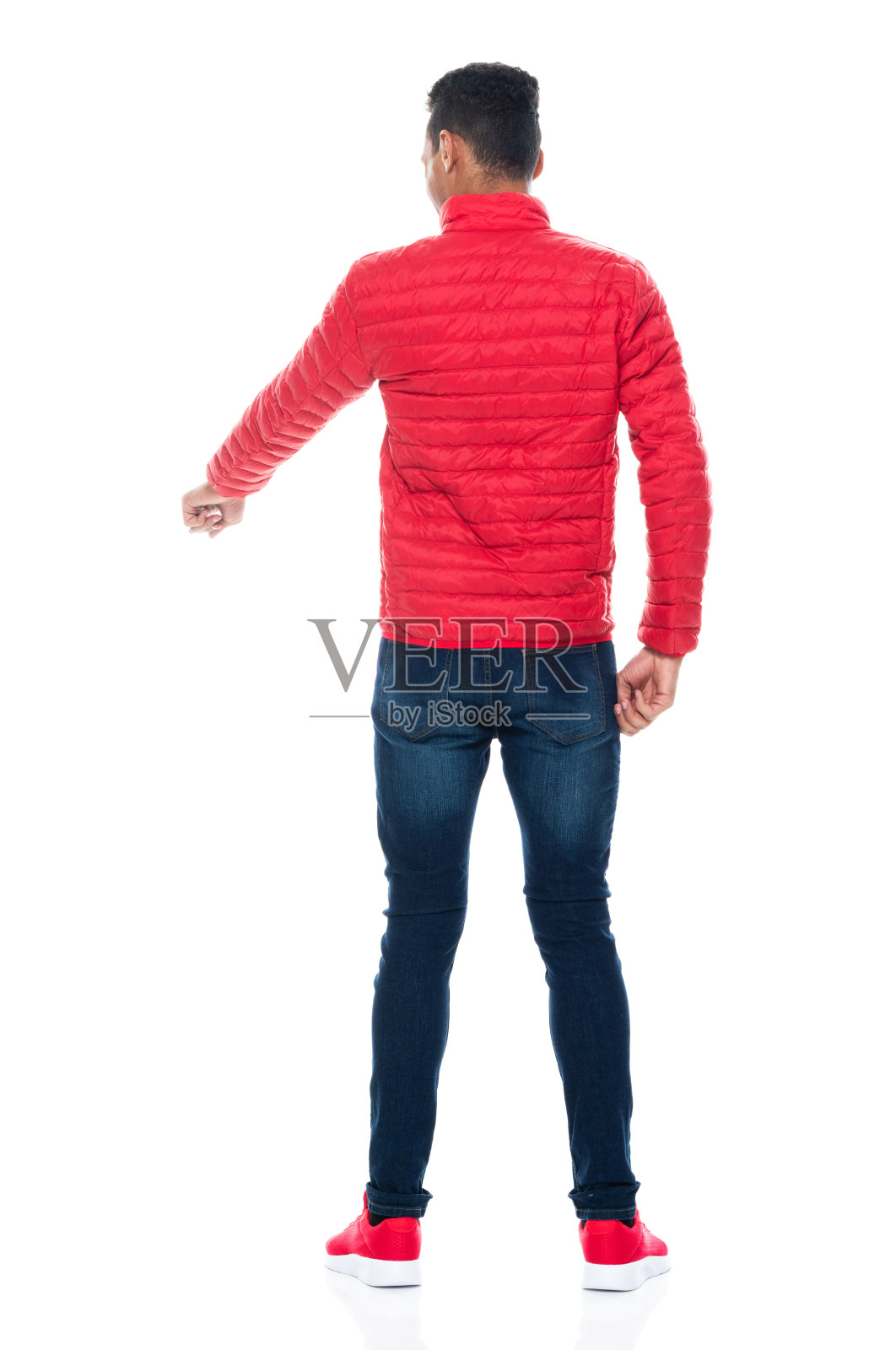 后视眼/后视眼/向下看/全长/一人/一人20-29岁的成年人英俊的人黑发/短发非洲裔/非裔人种的男性/年轻男子站/冷的态度谁是指照片摄影图片