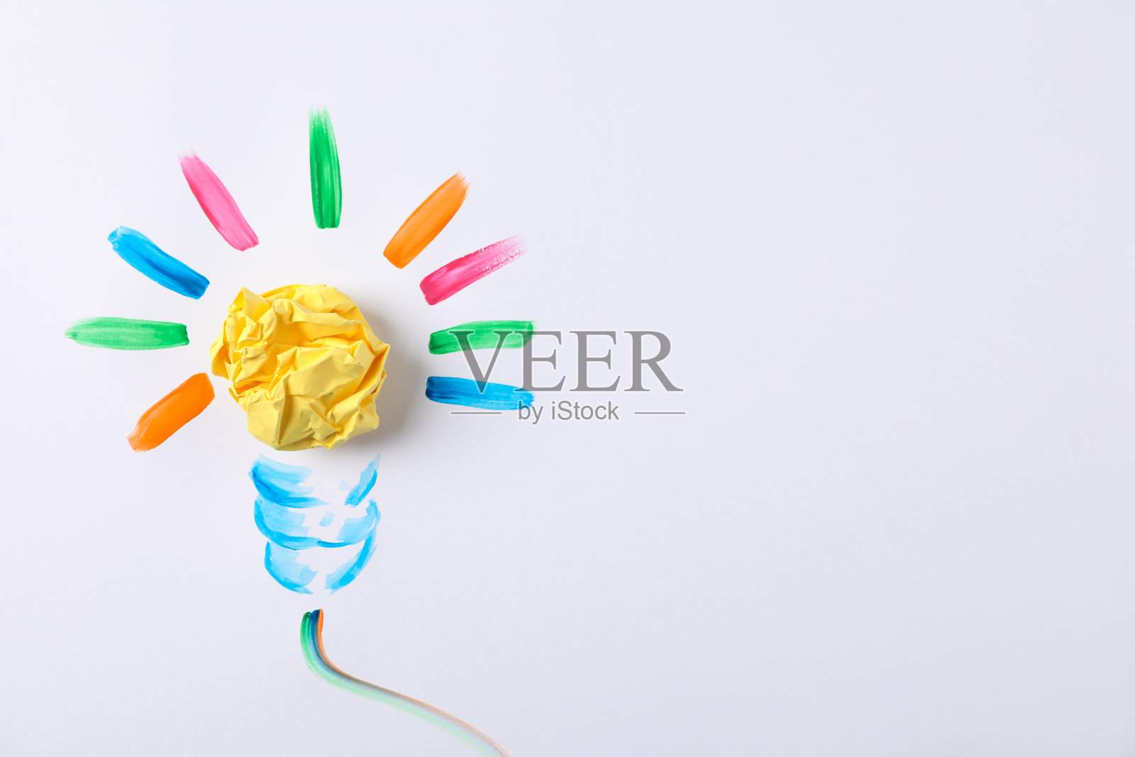 绘制的灯泡和纸球在白色背景，文字空间照片摄影图片