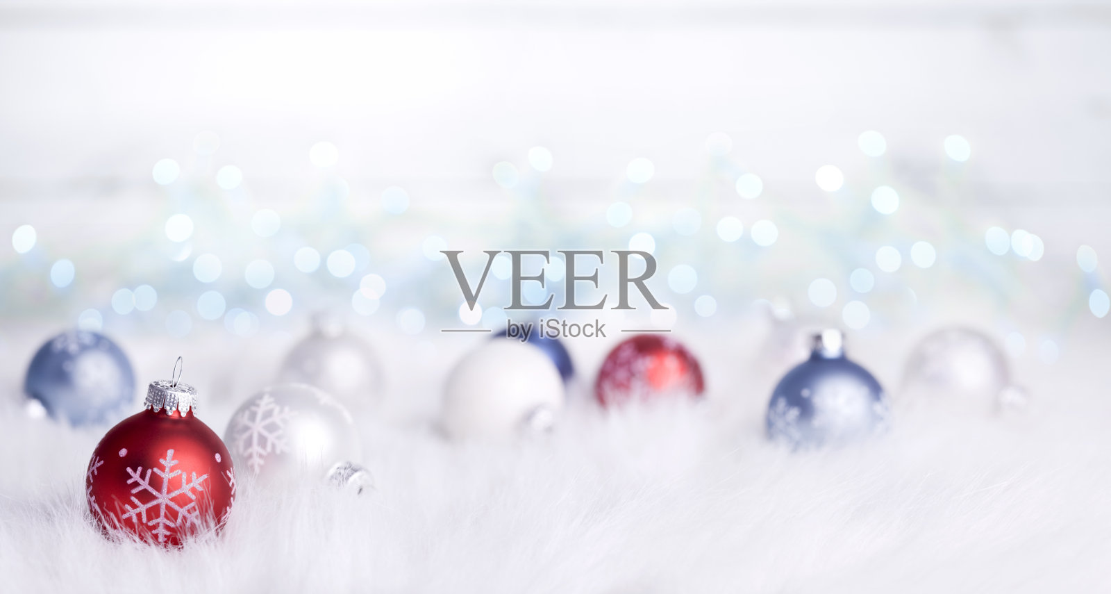 在一个散焦灯背景上的圣诞节装饰品照片摄影图片