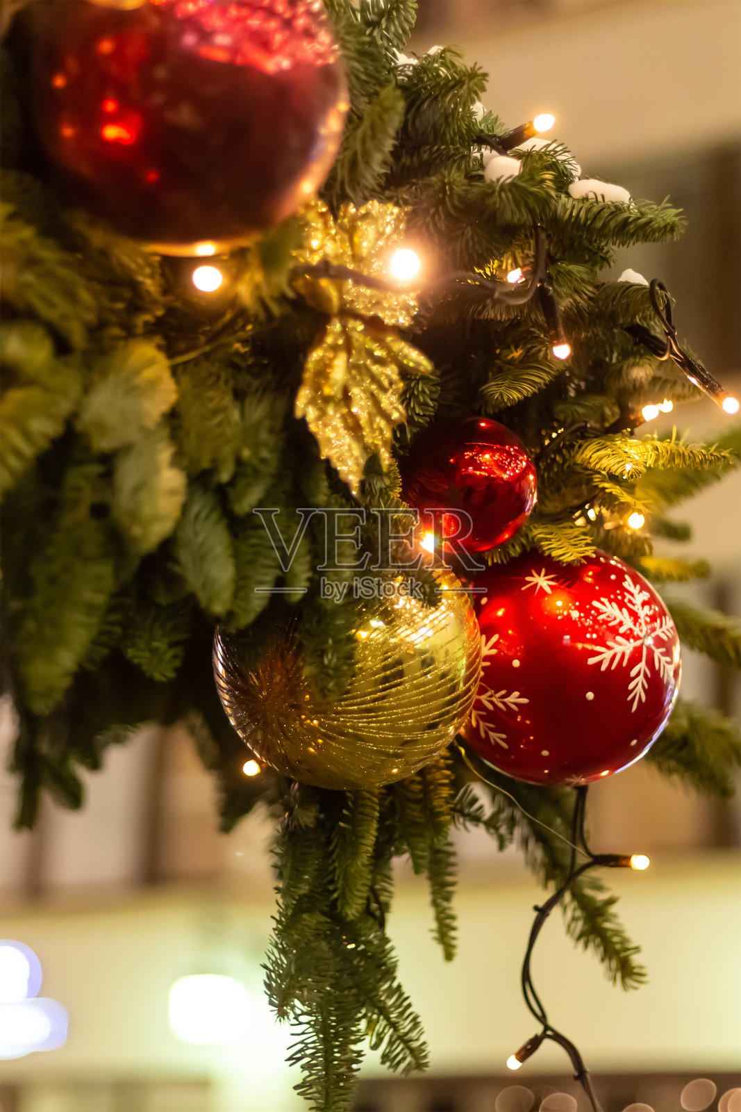 新年球用红色和金色来装饰蓬松的圣诞树，用明亮的花环，这是传统的装饰照片摄影图片