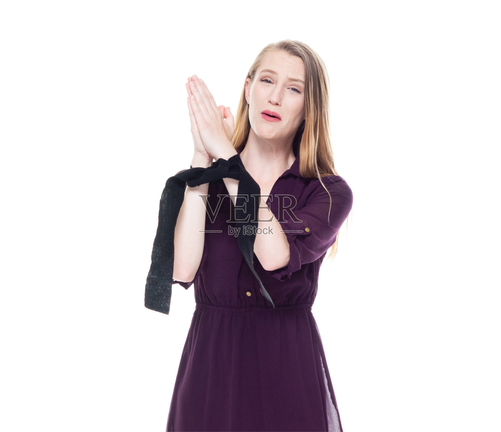 一个人/正面视图/腰部以上的18-19岁的成年美丽的白人女性/年轻的女人十几岁的女孩站着穿着衣服谁是恐怖/恐惧/冷静的态度和使用绳子照片摄影图片