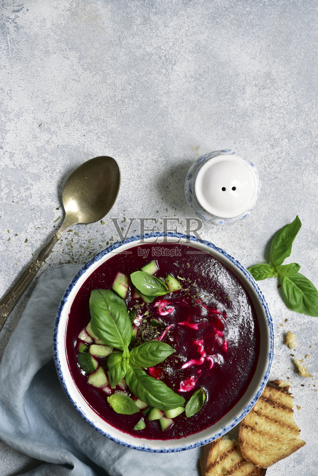 碗里的甜菜根西班牙凉菜汤照片摄影图片