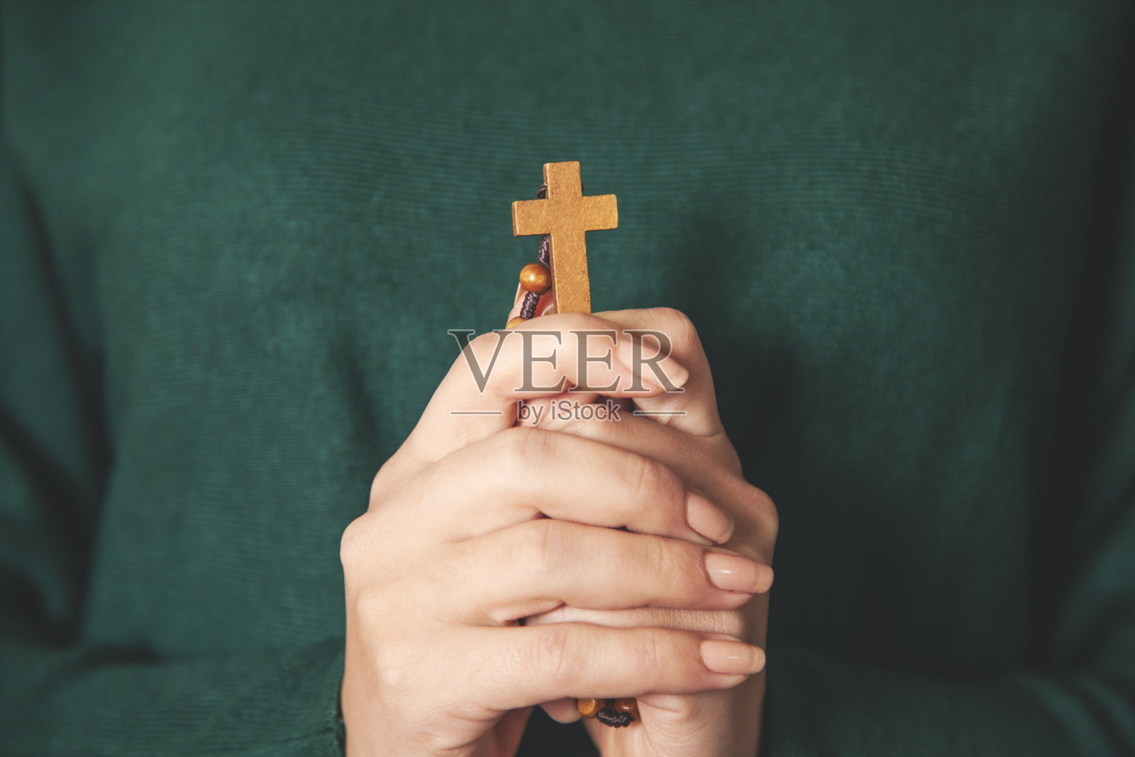 女子手握木十字架照片摄影图片