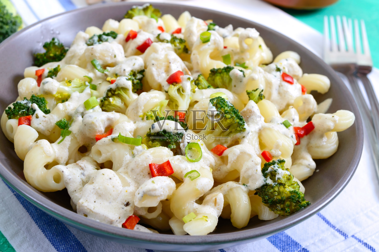 加花椰菜，红辣椒和奶油酱的意大利面。素食菜。美味健康的食物。适当的营养。照片摄影图片