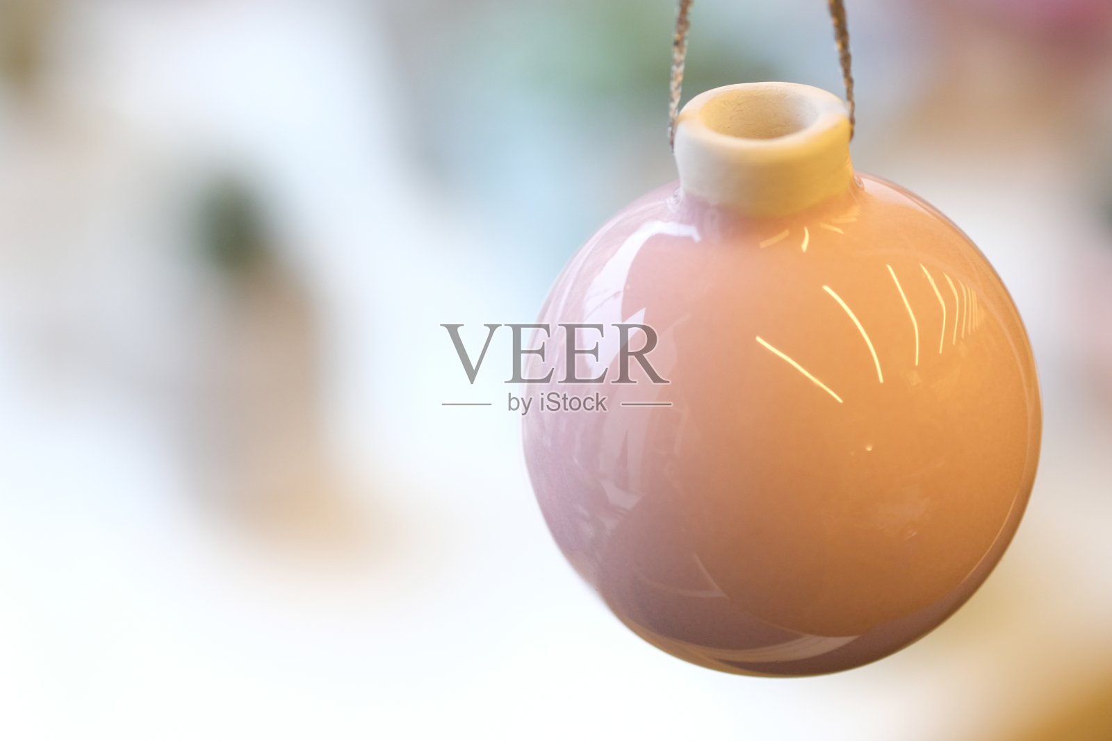 圣诞装饰陶瓷球，装饰品挂银线照片摄影图片