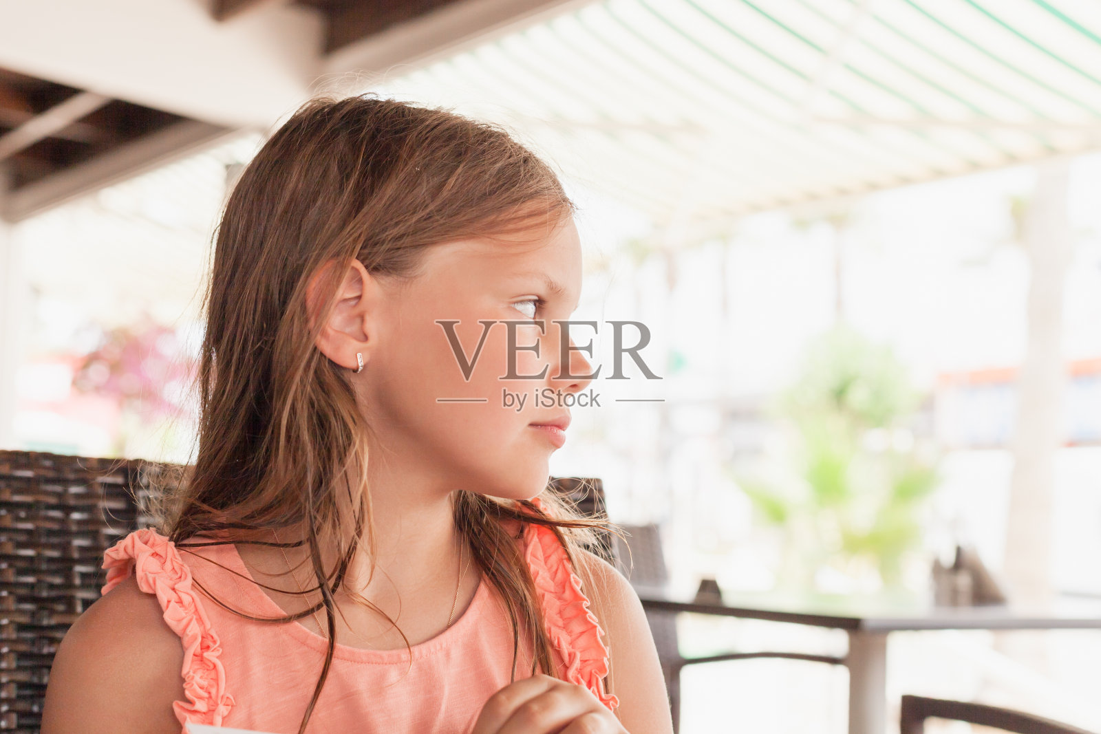 金发白种小女孩，户外肖像照片摄影图片