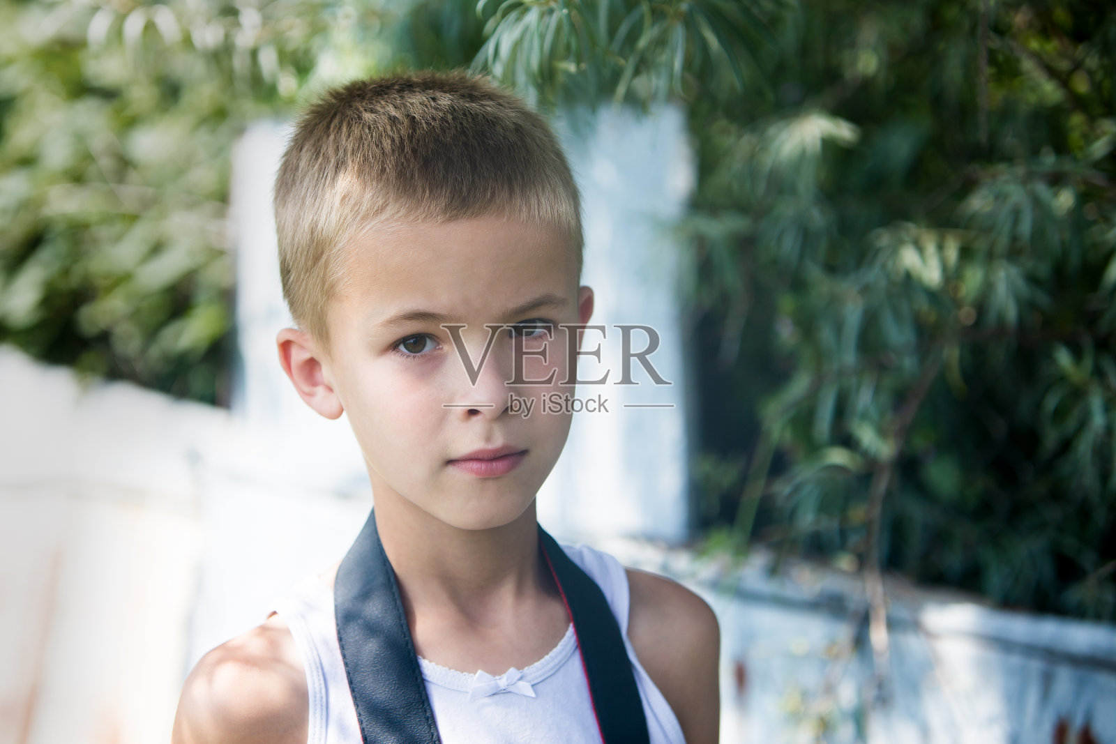 户外表情严肃的儿童男孩的肖像照片摄影图片