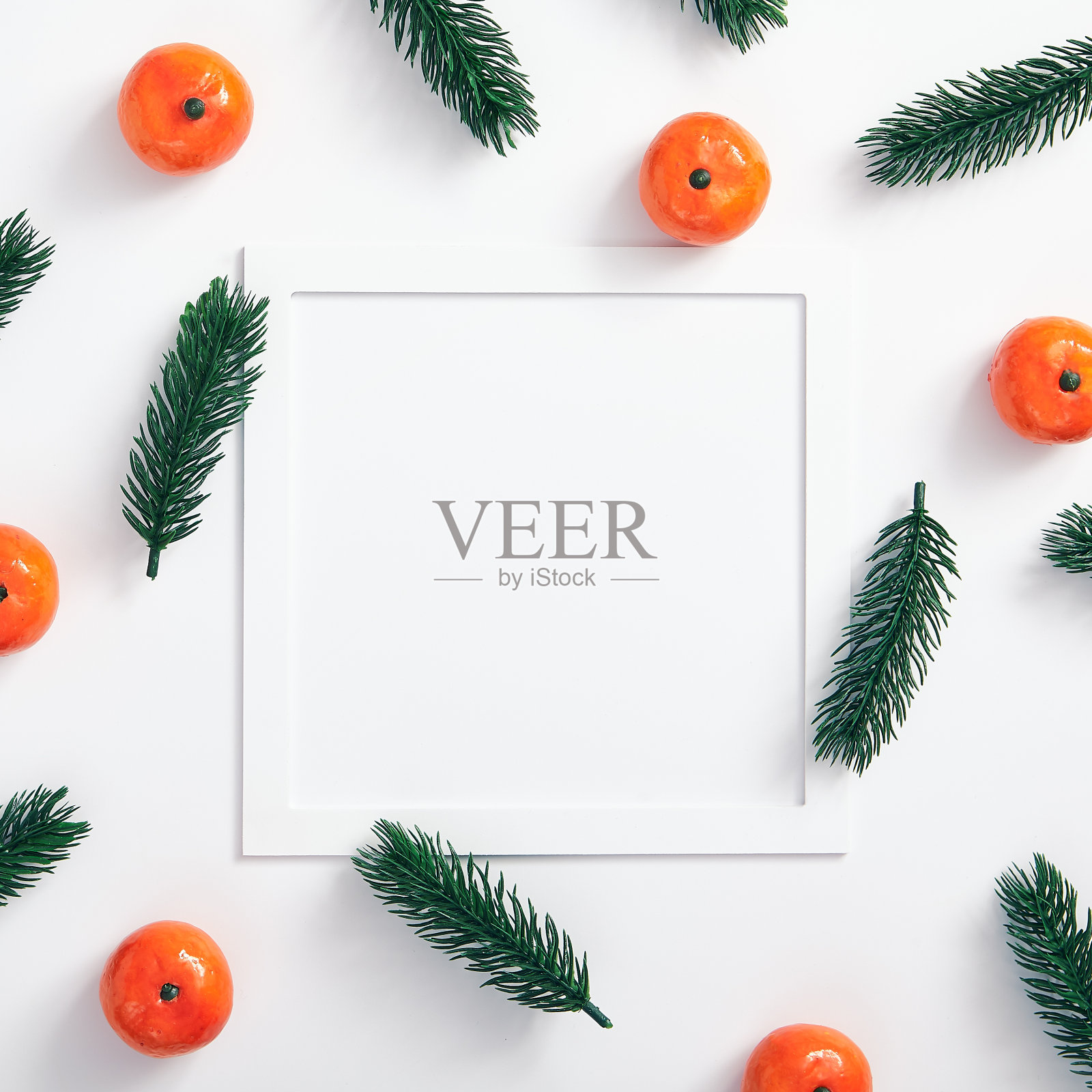 圣诞树的树枝和橘子照片摄影图片