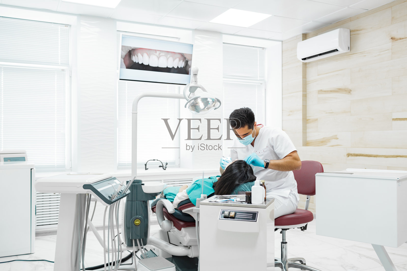 可爱的小女孩正在接受牙医的检查照片摄影图片