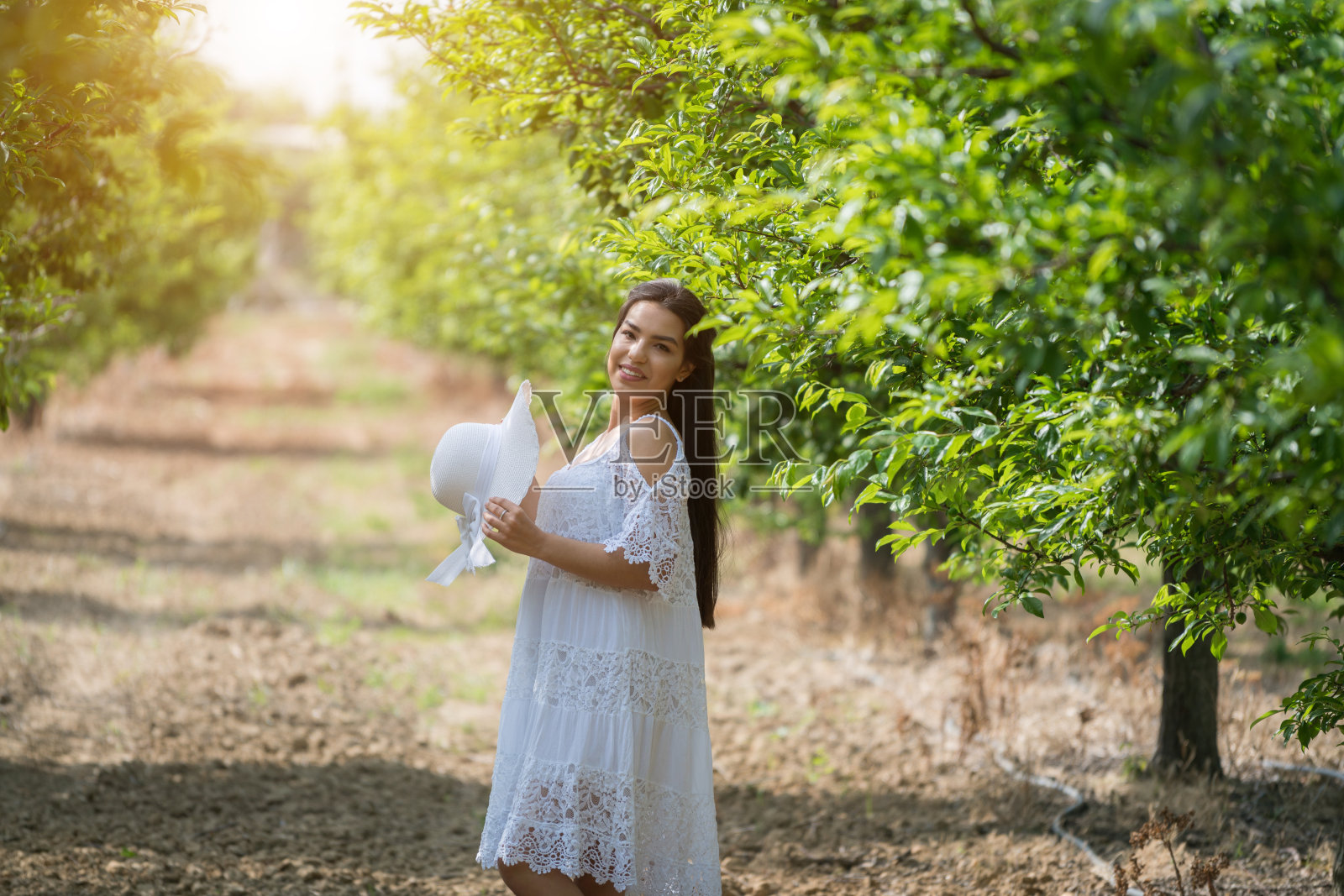 梅园里快乐的年轻女子照片摄影图片