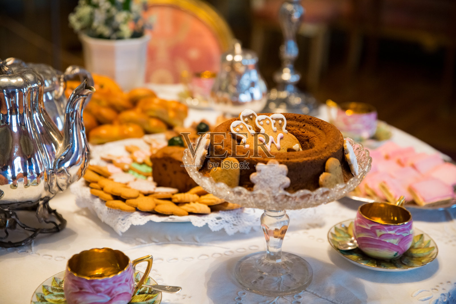 美丽的圣诞经典餐桌设置照片摄影图片