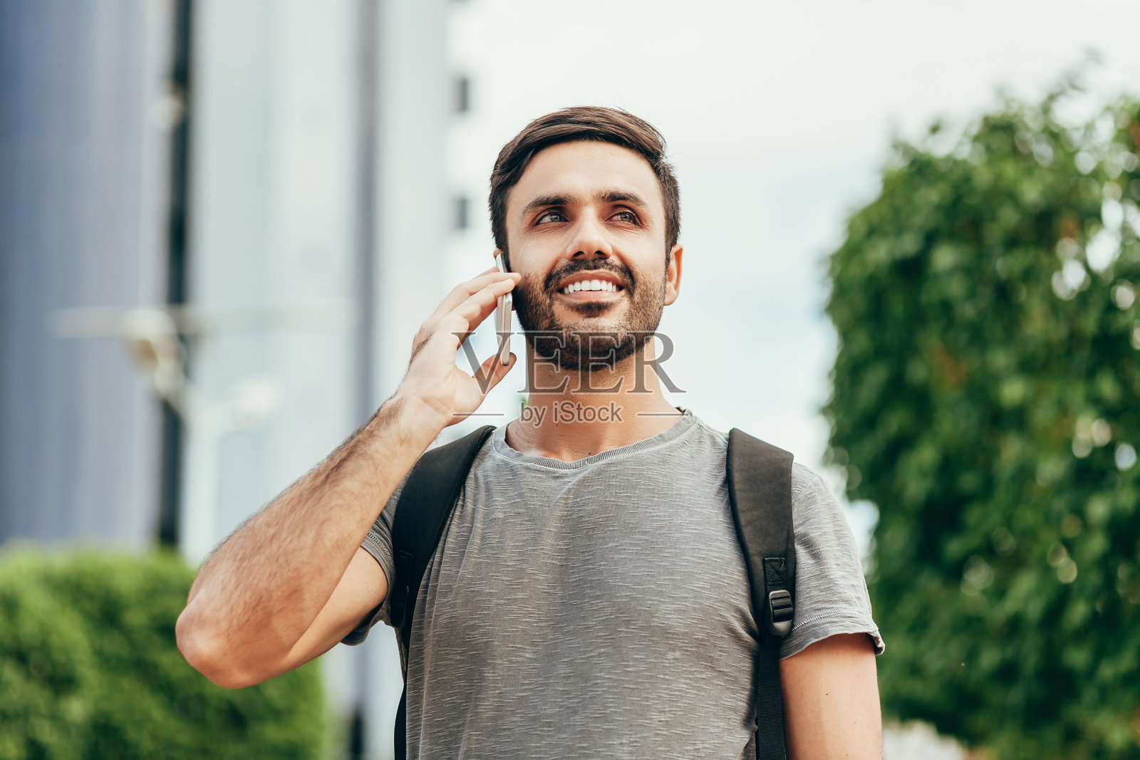 人、科技、旅游和旅游——在城市街道上拿着智能手机和包的人照片摄影图片