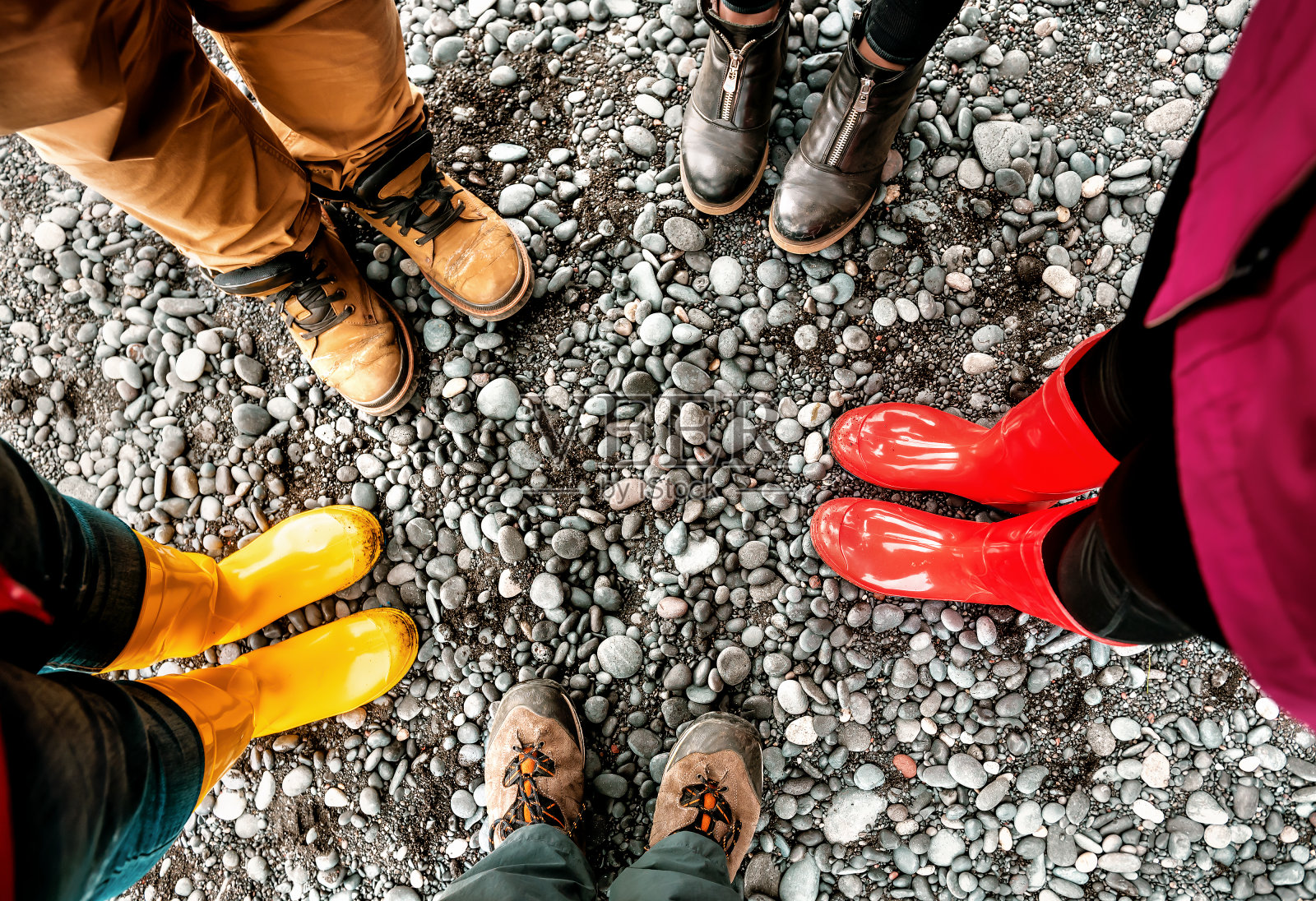 不同的鞋子在黑色卵石上照片摄影图片