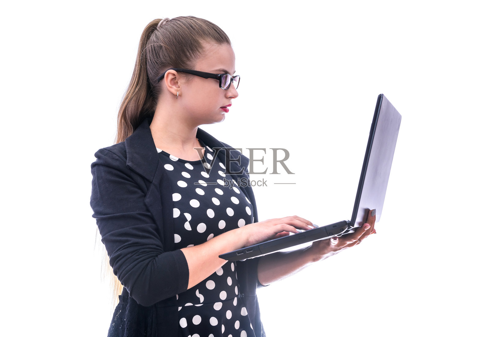 年轻女子与笔记本电脑摆出孤立的白色背景。她有glassese照片摄影图片