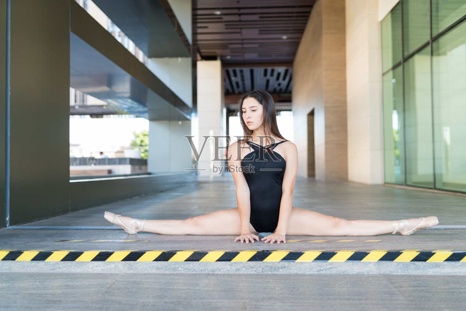 华丽的芭蕾舞演员表演腿裂照片摄影图片