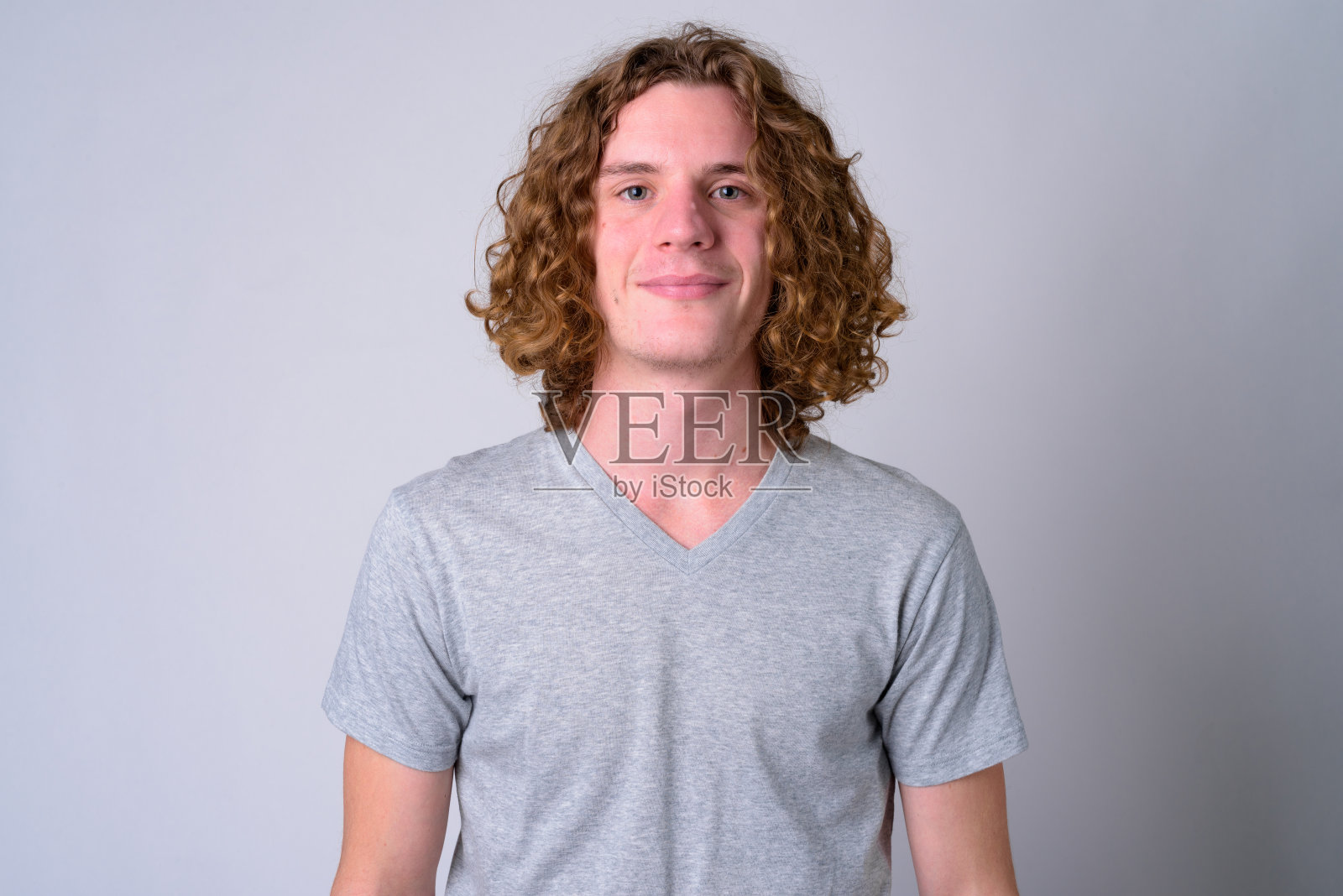 一张年轻英俊的卷发男人的脸照片摄影图片