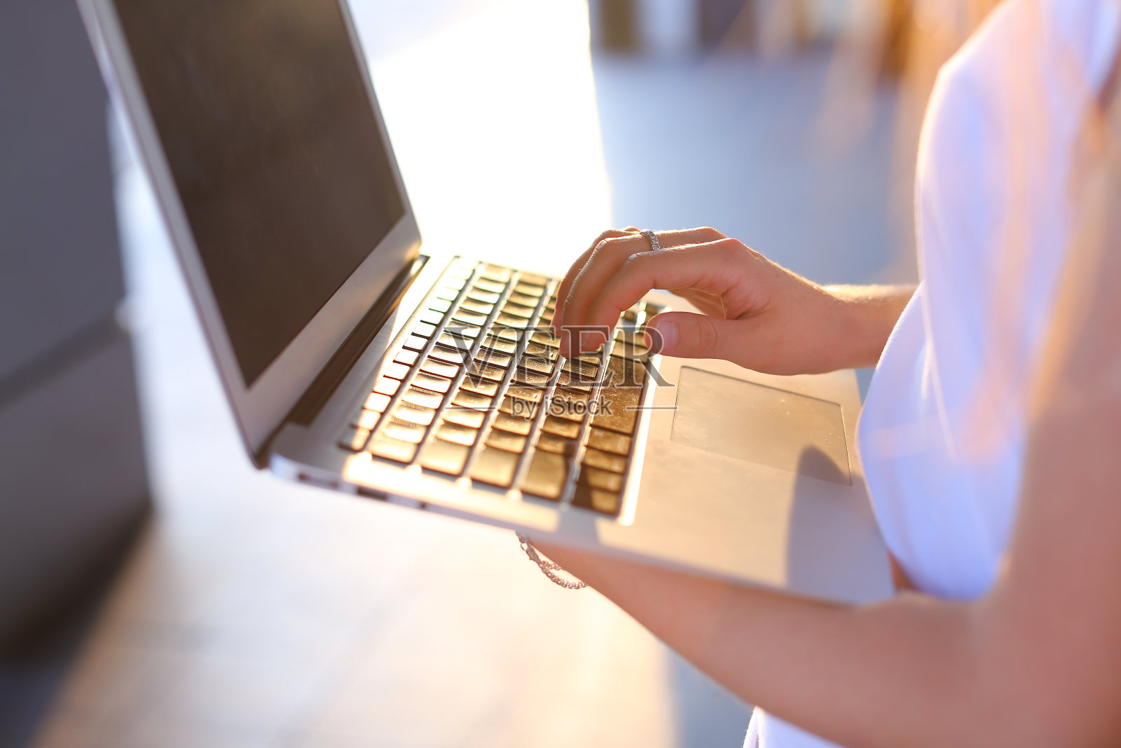 手持商务女性按触控板键盘笔记本电脑照片摄影图片