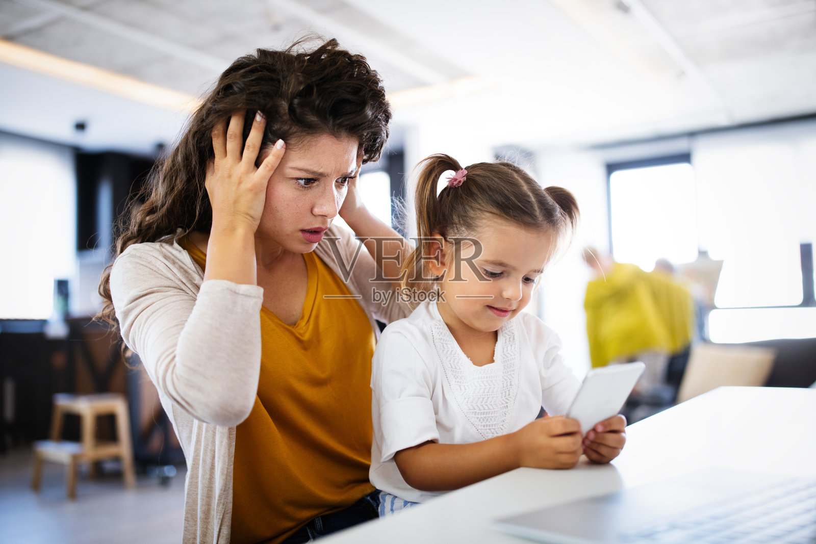 人、儿童、科技和上瘾的概念。数字一代照片摄影图片