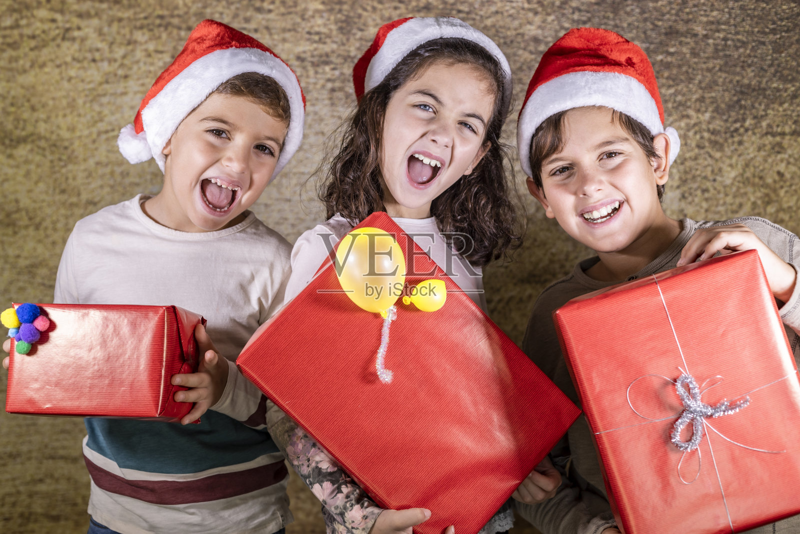快乐的孩子们在圣诞节的礼物照片摄影图片