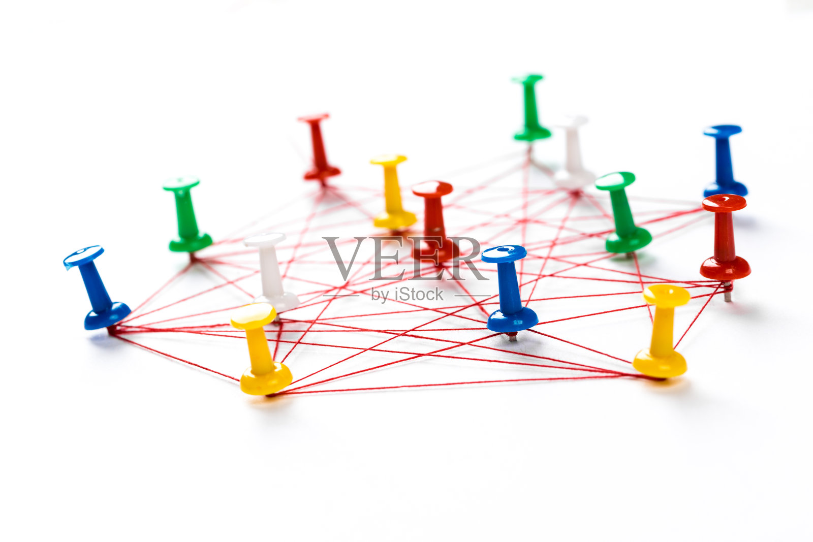 网络连接由推针和螺纹在蓝色背景，特写。照片摄影图片