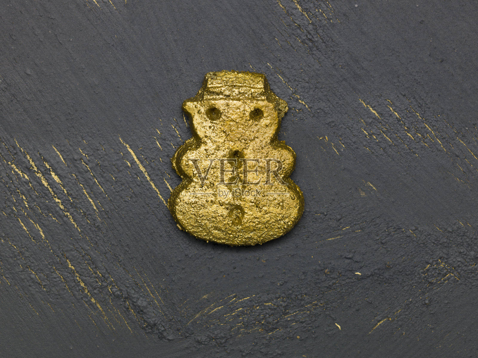 金色的圣诞饼干在黑色，金色的背景上照片摄影图片