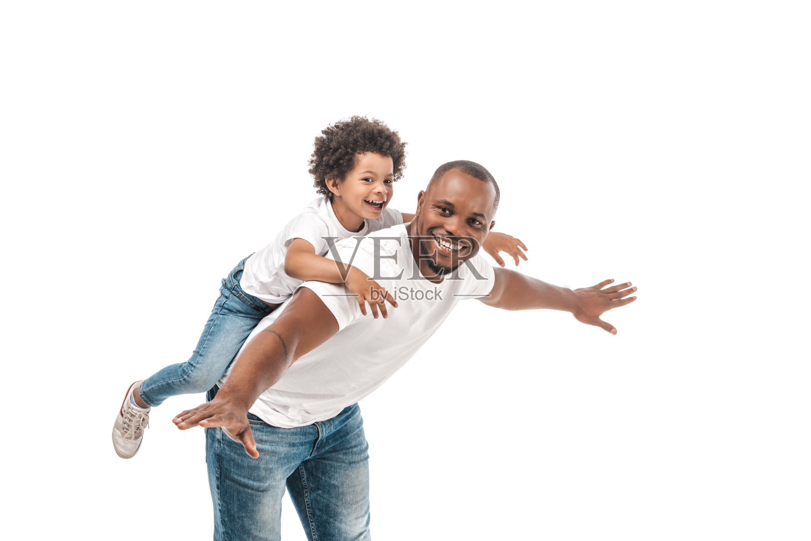 快乐的非裔美国人背着可爱的儿子和模仿飞行在白色的背景照片摄影图片