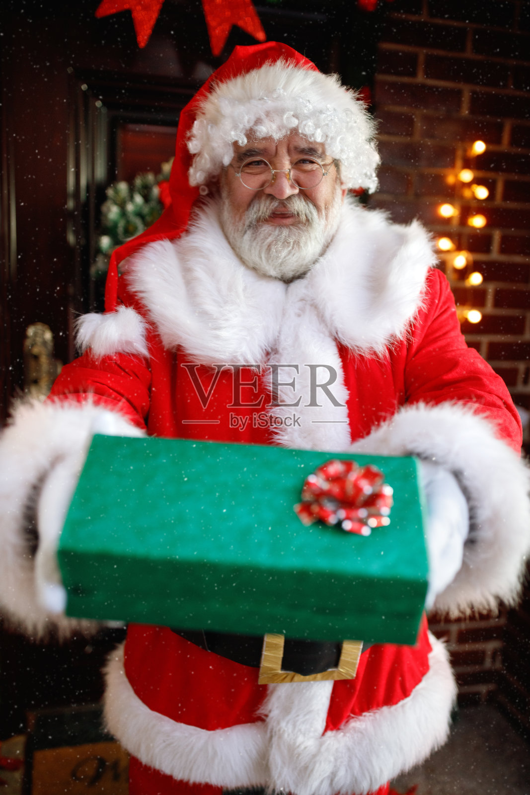 圣诞老人送礼物照片摄影图片