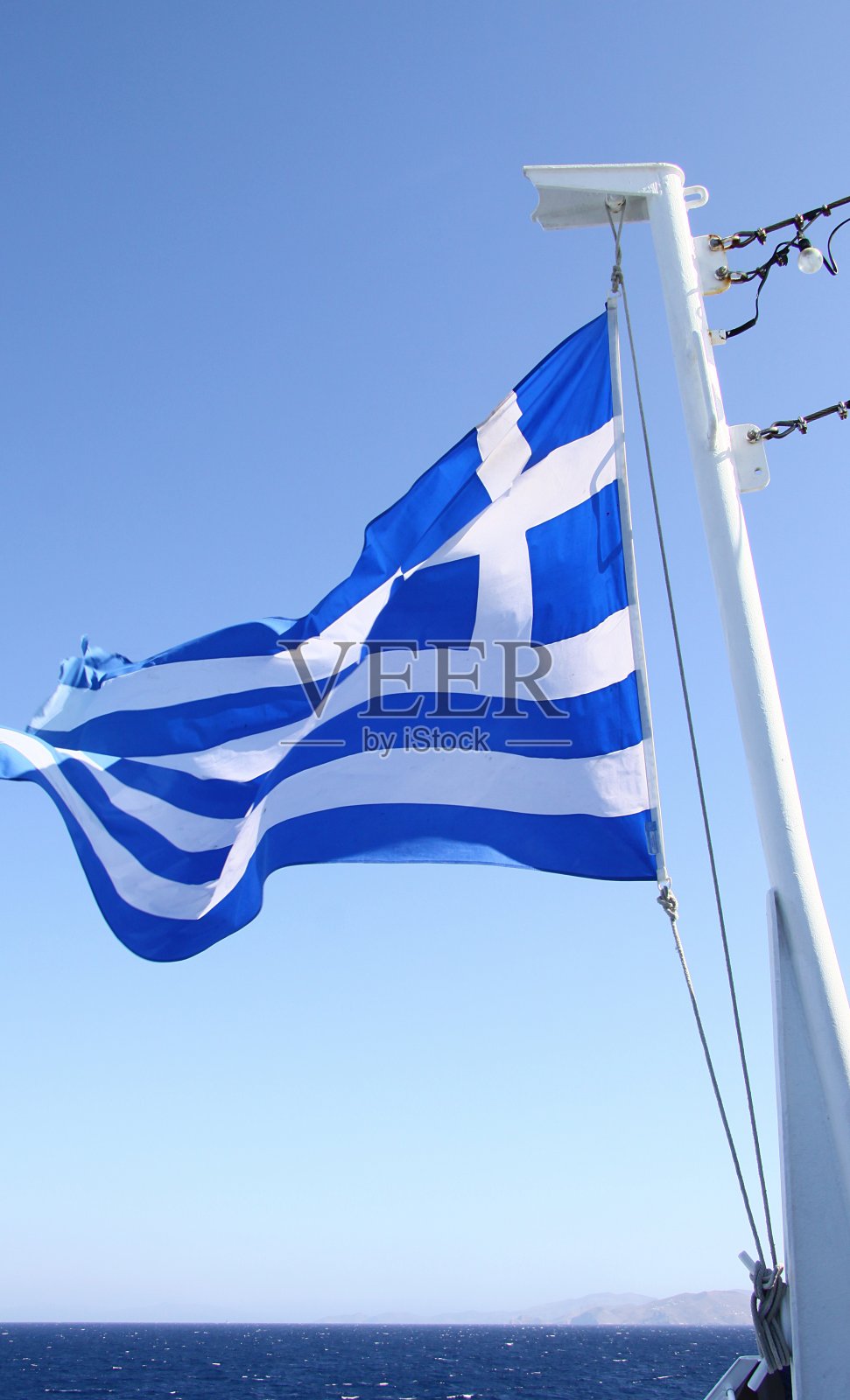 希腊国旗映衬着蓝色渐变的天空。照片摄影图片