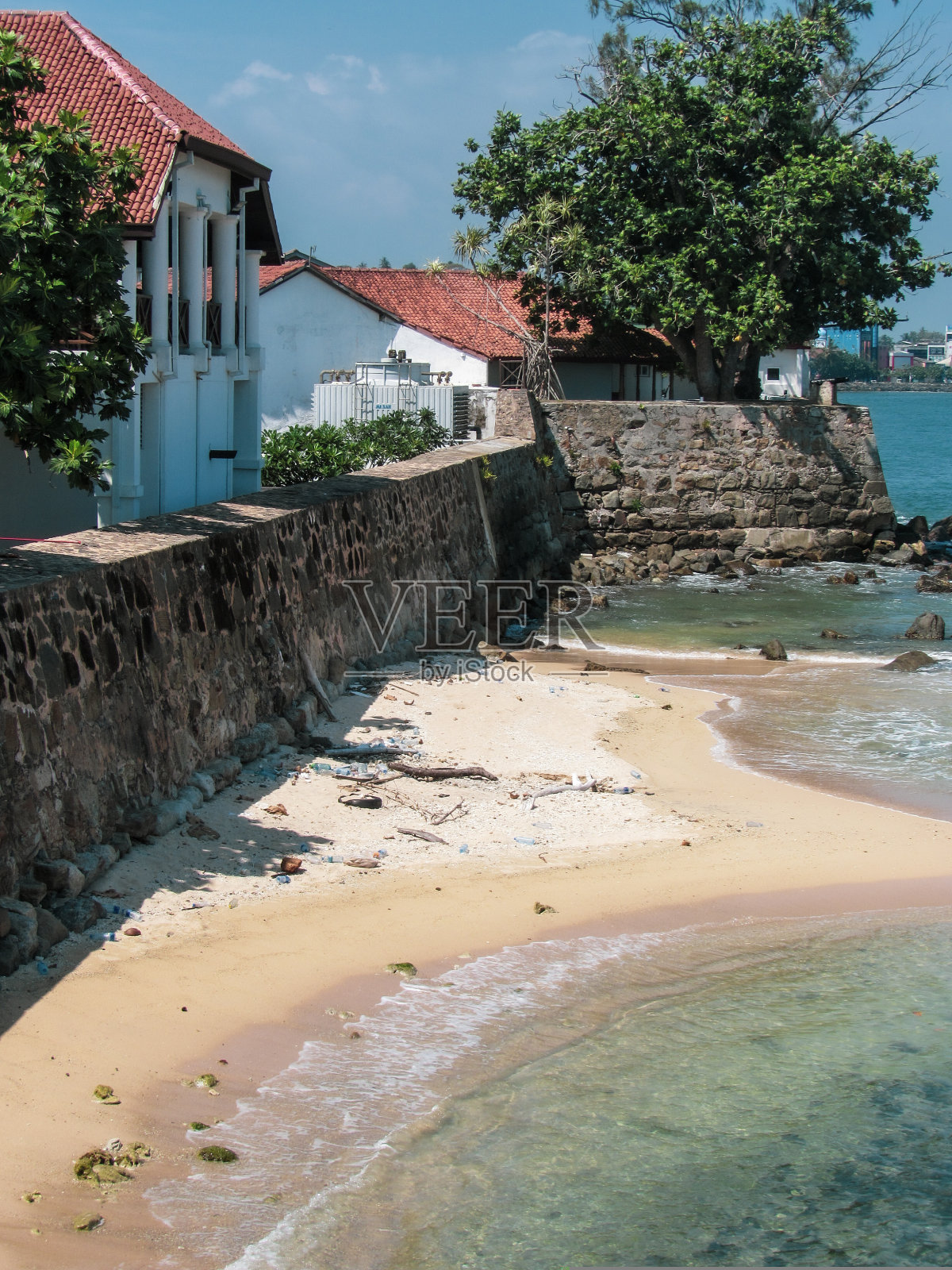 斯里兰卡南部有石墙的加勒堡海岸。照片摄影图片