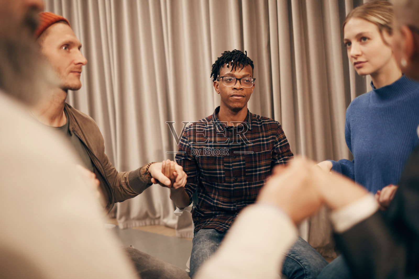 人们互相支持照片摄影图片