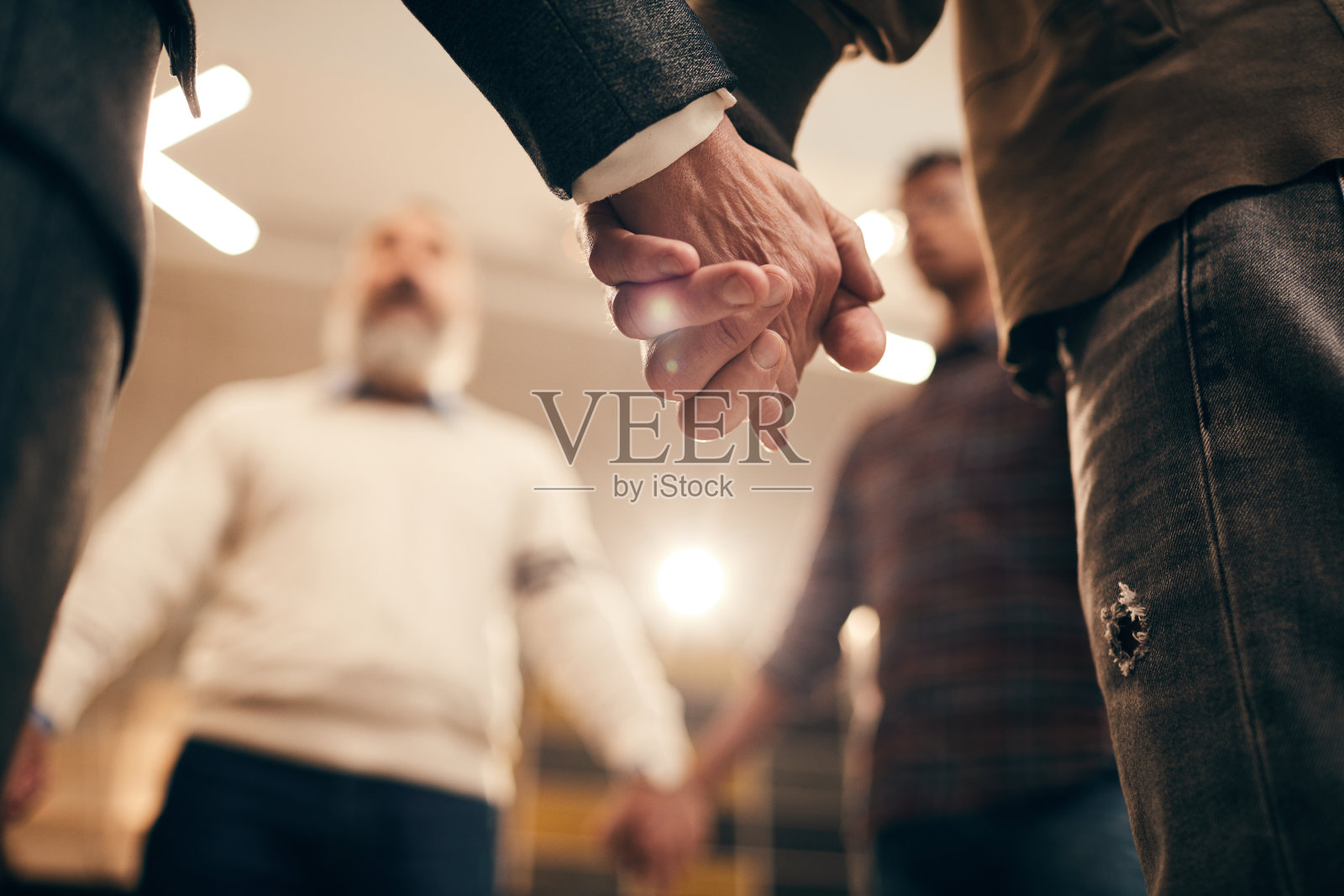 人们在训练中放松照片摄影图片