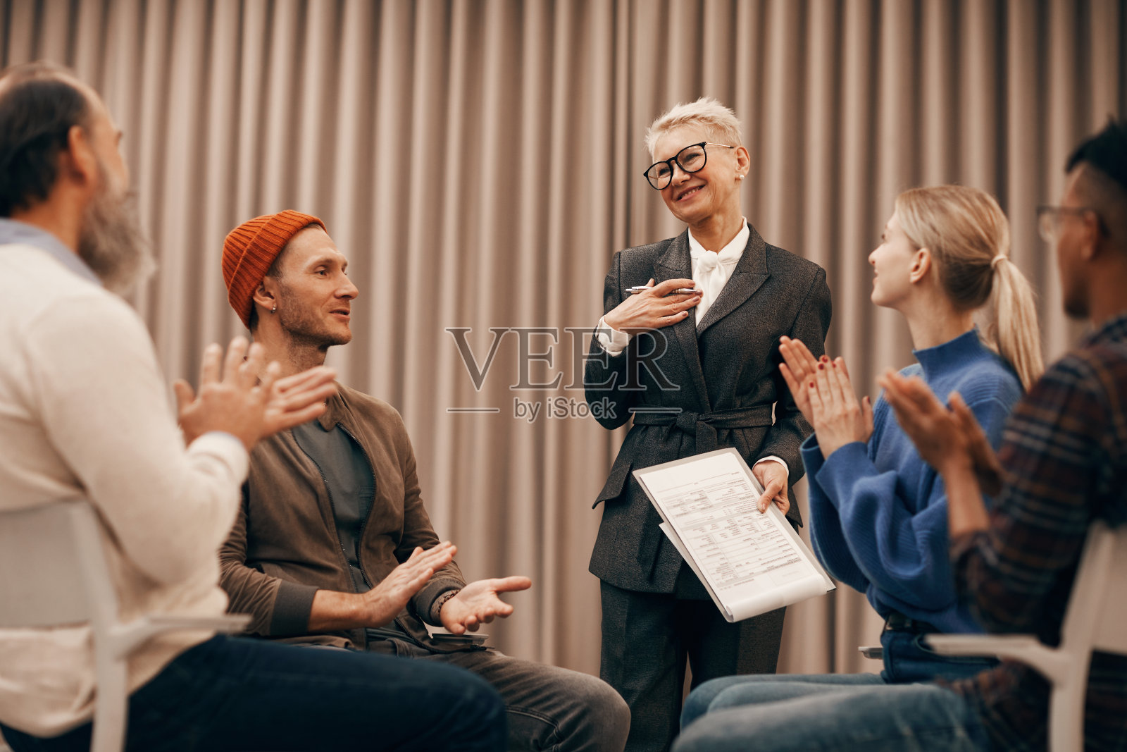 人们为女人鼓掌照片摄影图片