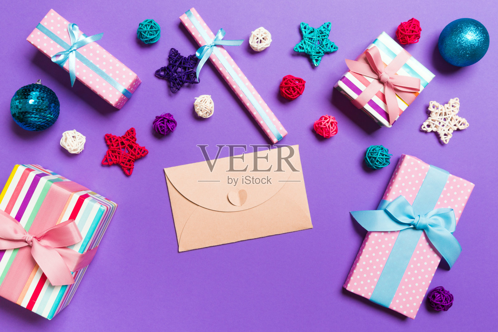 顶视图的信封上的紫色背景。新年装饰。圣诞假期的概念照片摄影图片