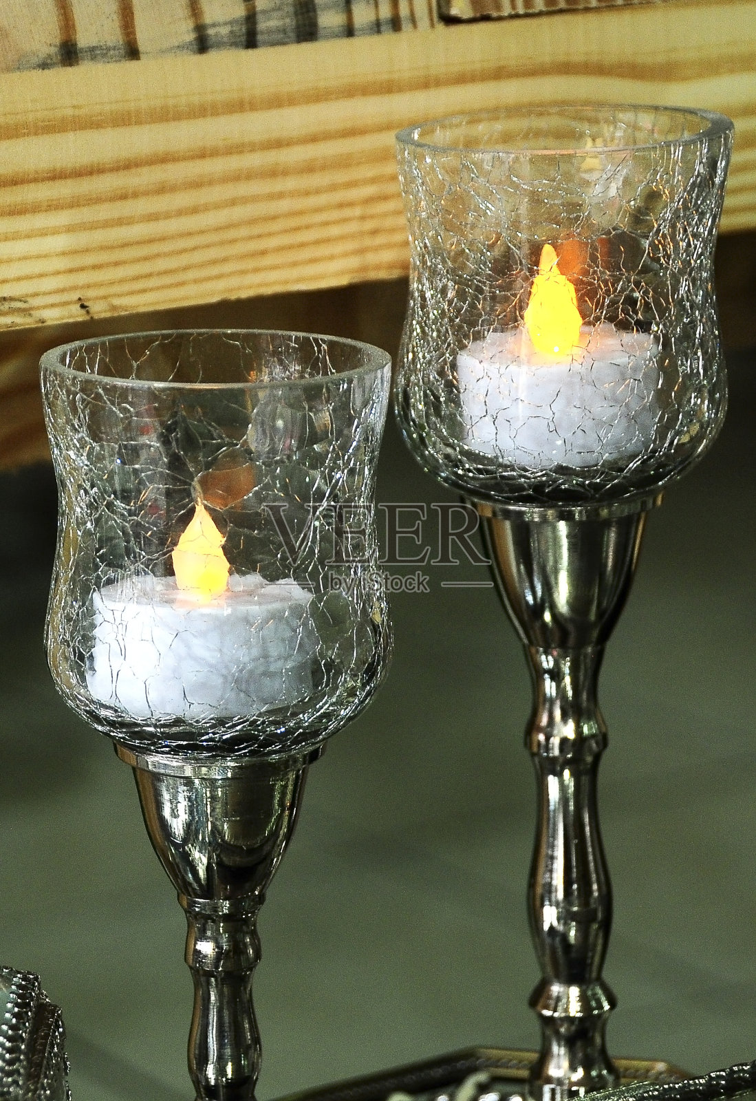 圣诞装饰用射灯定位松球圣诞老人。照片摄影图片