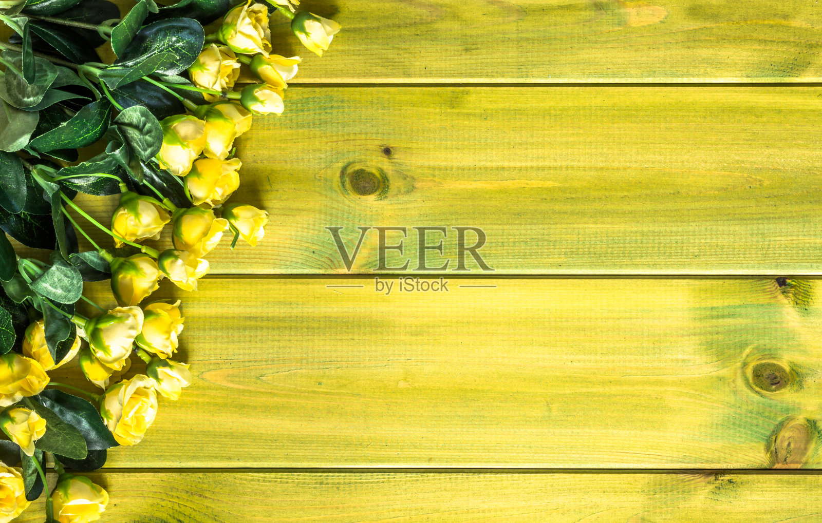 木制背景上的玫瑰。母亲节卡片。照片摄影图片