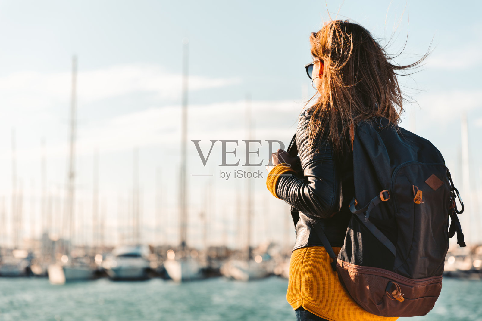 一个美女在海滩上消磨时光照片摄影图片