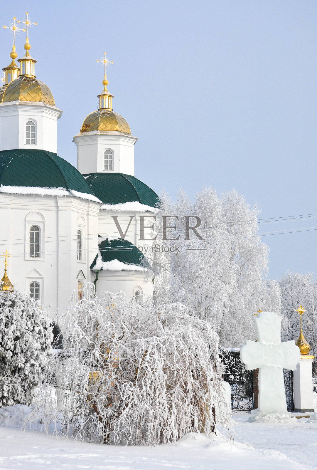 正教堂门前有冰十字架照片摄影图片