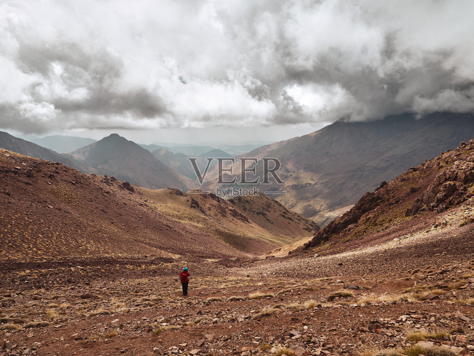 游客徒步下行到引人注目的塔切得土山谷照片摄影图片