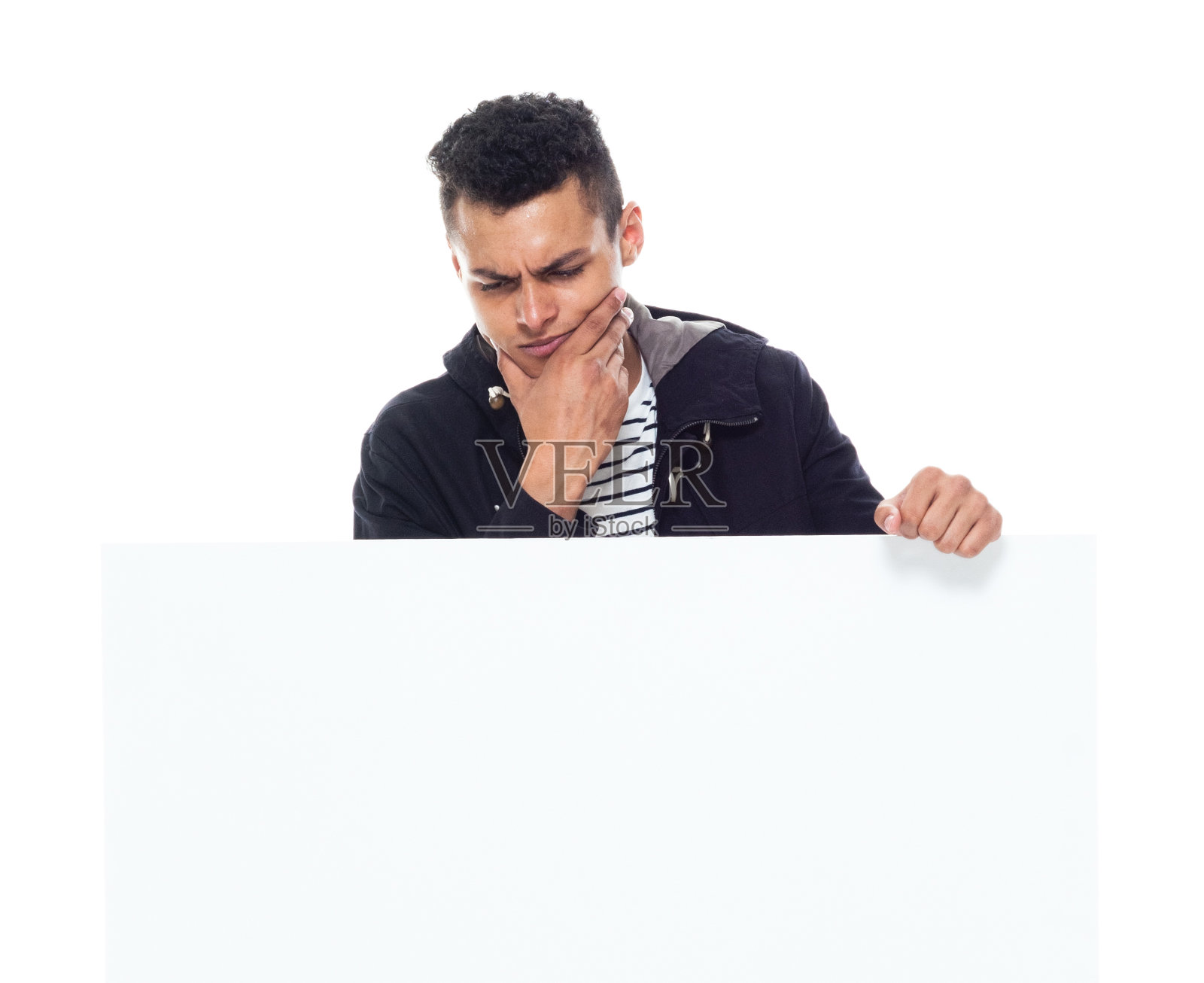 一个人/正面/腰部以上的20-29岁的成年人英俊的人/高个子的人卷曲的头发非洲民族/非洲裔美国人种族的男性/年轻男子站在穿着夹克谁正在注视谁正在展示和举着标志照片摄影图片