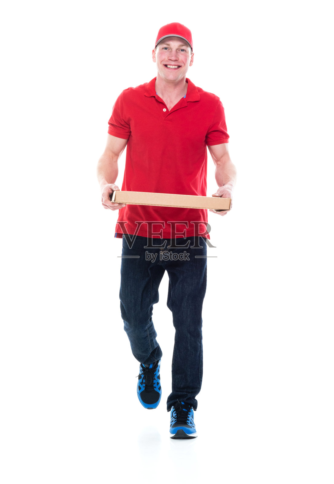 全身长度/一个男人只有20-29岁的成年人英俊的人白人男性/年轻人披萨送餐员/送餐员穿着牛仔裤/ polo衫/棒球帽/卡车司机的帽子谁是微笑的/快乐的/愉快的/食物照片摄影图片