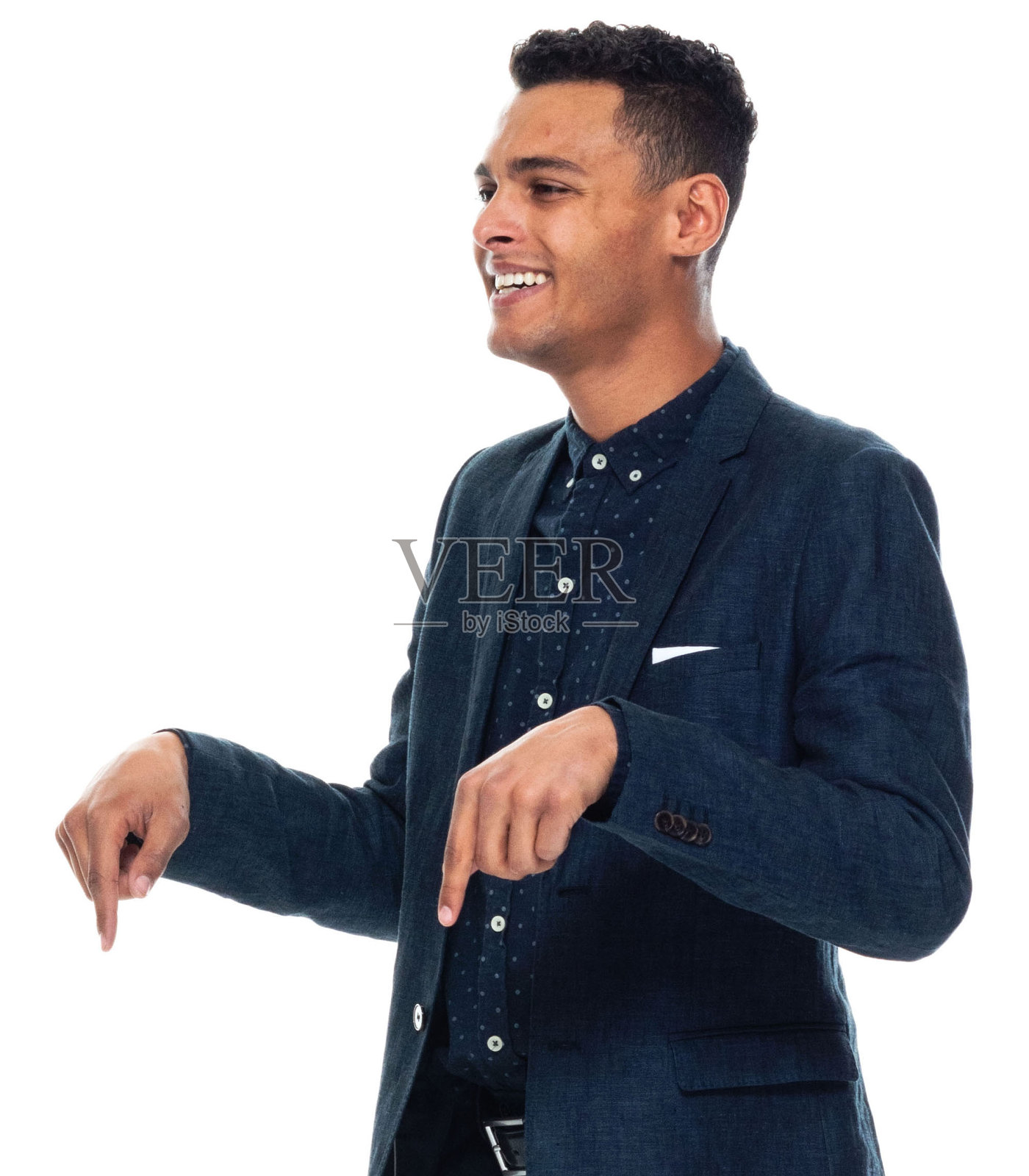 侧视图/侧面视图/向下看/一人/一人/腰部以上/ 20-29岁的成年人英俊的人的肖像黑发/短发非洲裔/非裔种族的男性/年轻人商人/商人照片摄影图片