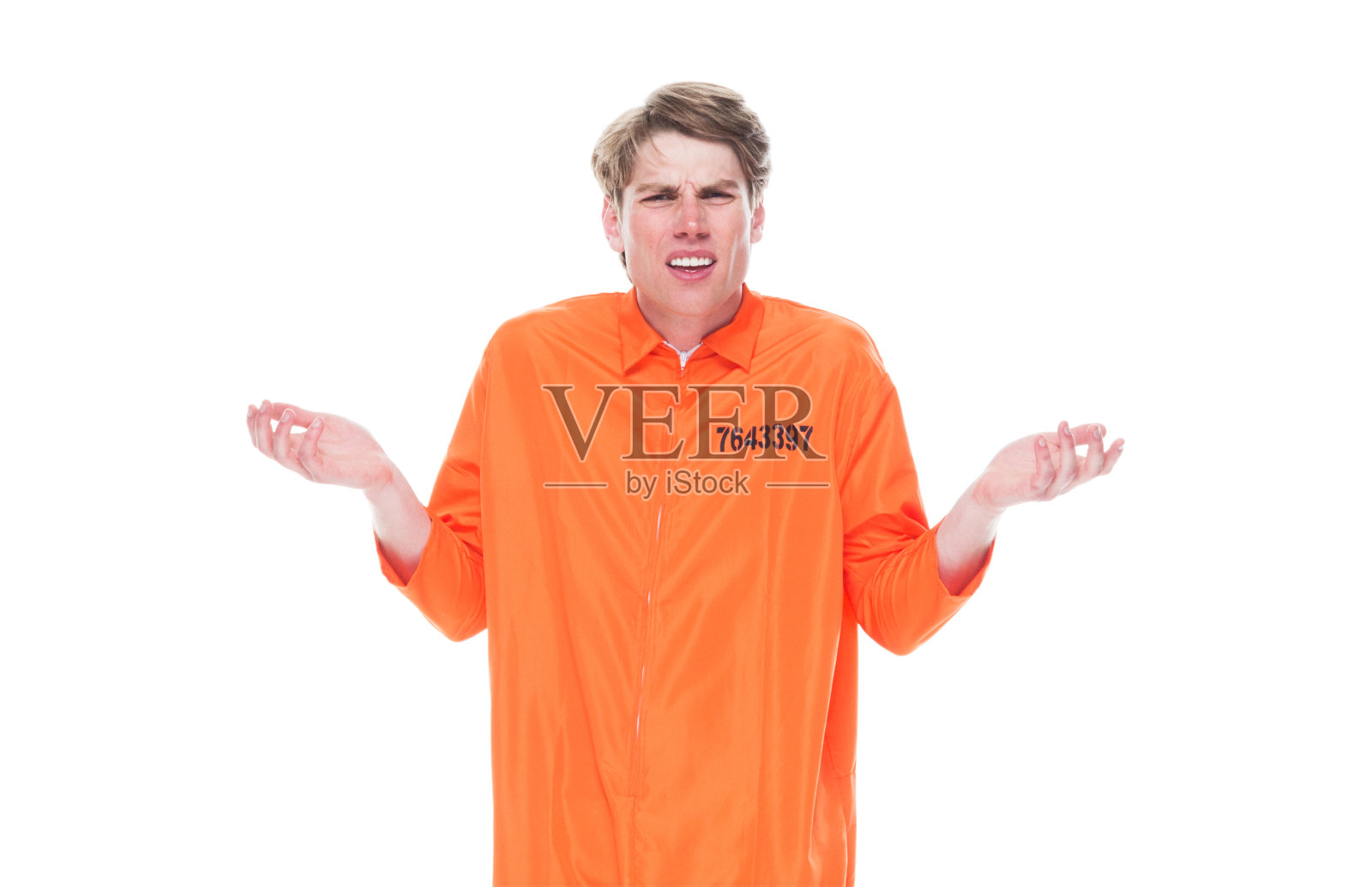 一个人/腰部以上的20-29岁的成年英俊的人白人青年男子/男性罪犯穿着连身衣/制服谁是困惑/不确定/犯罪照片摄影图片